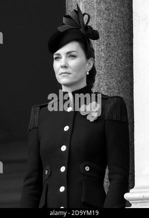 ANMERKUNG: Dieses Bild wurde in Schwarz-Weiß umgewandelt die Herzogin von Cambridge steht auf einem Balkon während des Gedenksonntagsgottesdienstes im Cenotaph in Whitehall, London. Stockfoto