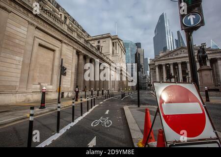 Ruhige Straßen rund um die Bank of England und Royal Exchange am ersten Tag der zweiten Coronavirus-Sperre ab 5. November 2020, City of London, Großbritannien Stockfoto