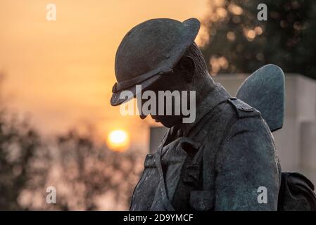 Sonnenaufgang am Gedenktag Sonntag 2020 am Southend war Memorial. Bronze Soldat 'Tommy' Skulptur Figur in Great war Uniform Stockfoto