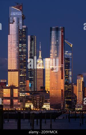 Letzte Sonnenstrahlen auf den Wolkenkratzern der Hudson Yards und auf dem Empire State Building. Manhattan Midtown West, New York City, NY, USA Stockfoto