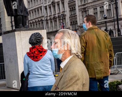 Am Remembrance Sunday versammeln sich die Mitglieder der Öffentlichkeit auf dem Parliament Square in London, um während der Sperre ihren Respekt zu zollen. Stockfoto