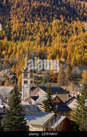 Das Dorf Nevache mit seiner Kirche. Herbst im Tal von Claree. Hautes-Alpes, Französische Alpen, Frankreich Stockfoto