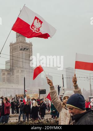 Warschau, Polen - 11. November 2019: Polen Unabhängigkeitstag, Demonstration in Warschau, Menschen marschieren mit nationalen polnischen Fahnen Stockfoto