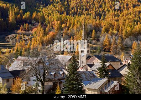 Das Dorf Nevache mit seiner Kirche. Herbst im Tal von Claree. Hautes-Alpes, Französische Alpen, Frankreich Stockfoto