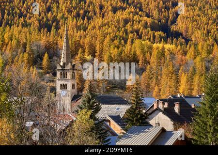 Das Dorf Nevache mit seiner Kirche. Herbst im Tal von Claree. Hautes-Alpes, Französische Alpen, Frankreich Stockfoto