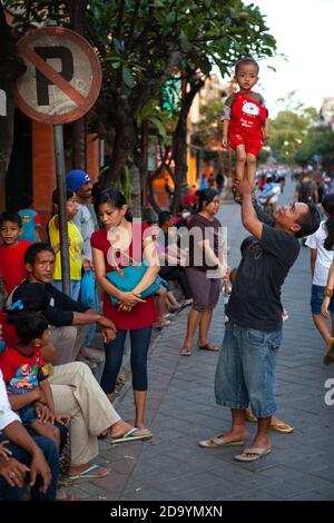 Bali, Indonesien - 11. März 2013: Porträt von Menschen, die in der Fußgängerzone spazieren Stockfoto