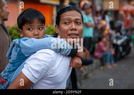 Bali, Indonesien - 11. März 2013: Porträt von Menschen, die in der Fußgängerzone spazieren Stockfoto