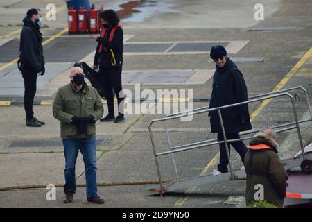 Liam Gallagher sah die Vorbereitung für die Dreharbeiten auf einem Lastkahn Die Themse in London Stockfoto