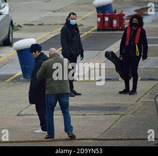 Liam Gallagher sah die Vorbereitung für die Dreharbeiten auf einem Lastkahn Die Themse in London Stockfoto