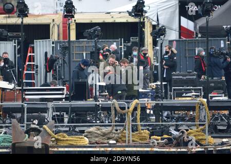 Liam Gallagher sah die Vorbereitung für die Dreharbeiten auf einem Lastkahn Die Themse in London Stockfoto