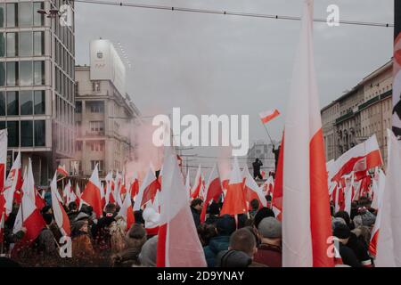 Warschau, Polen - 11. November 2019: Polen Unabhängigkeitstag, Demonstration in Warschau, Menschen marschieren mit nationalen polnischen Fahnen Stockfoto