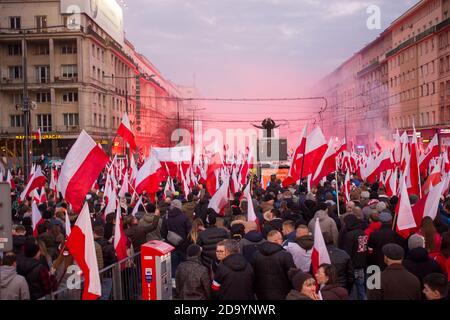 Warschau, Polen - 11. November 2019: Polen Unabhängigkeitstag, Demonstration in Warschau, Menschen marschieren mit nationalen polnischen Fahnen Stockfoto