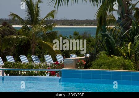 Cayo Santa Maria, Kuba. Blick vom Hotelpool auf die Küste und das Mangrovenreservat. Stockfoto