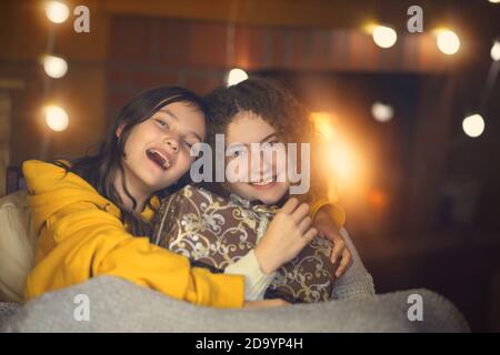 Junge Schwestern sitzen zusammen mit dem Geschenk Stockfoto