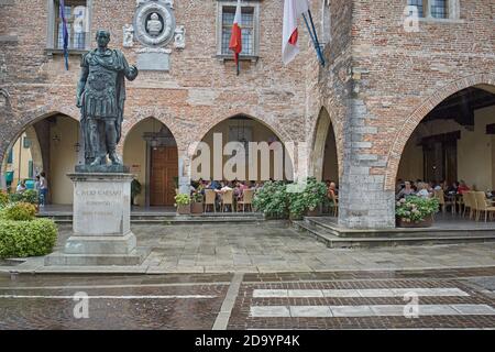 Cividale del Friuli, Italien, August 2019. Statue des römischen Kaisers Julius Caesar vor der Loggia des Palazzo Comunale, dem Rathaus. Stockfoto