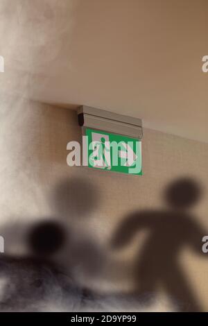 Notausgangsschild und Feuer im Gebäude Stockfoto
