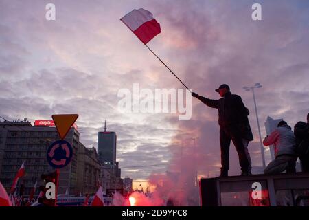 Warschau, Polen - 11. November 2019: Polen Unabhängigkeitstag, Demonstration in Warschau, Menschen marschieren mit nationalen polnischen Fahnen Stockfoto