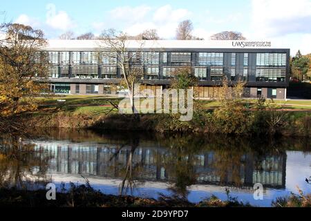 Ayr, Ayrshire, Schottland, Großbritannien. Die Universität von West-Schottland, die im Herbst als UWS am Ufer des Flusses Ayr bekannt ist. Das Hotel liegt nur 10 Gehminuten vom Stadtzentrum von Ayr entfernt auf dem Anwesen Craigie neben dem Fluss Ayr Stockfoto