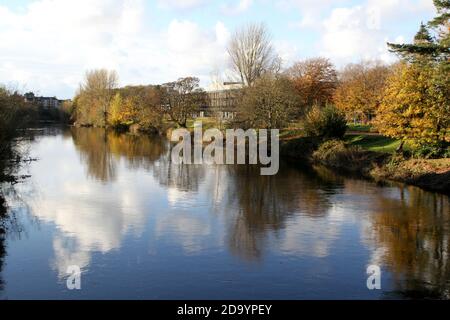 Ayr, Ayrshire, Schottland, Großbritannien. Die Universität von West-Schottland, die im Herbst als UWS am Ufer des Flusses Ayr bekannt ist. Das Hotel liegt nur 10 Gehminuten vom Stadtzentrum von Ayr entfernt auf dem Anwesen Craigie neben dem Fluss Ayr Stockfoto