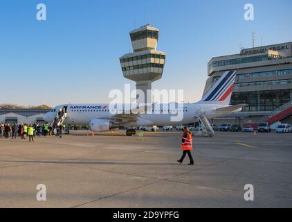 Berlin, Deutschland. November 2020. Passagiere steigen am Flughafen Tegel in einen Airbus der französischen Fluggesellschaft Air France ein. Der Flughafen Tegel schließt mit dem Abflug des letzten Linienfluges AF 1235 nach Paris. Quelle: Soeren Stache/dpa-Zentralbild/dpa/Alamy Live News Stockfoto