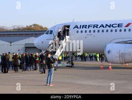 Berlin, Deutschland. November 2020. Passagiere steigen am Flughafen Tegel in einen Airbus der französischen Fluggesellschaft Air France ein. Der Flughafen Tegel schließt mit dem Abflug des letzten Linienfluges AF 1235 nach Paris. Quelle: Soeren Stache/dpa-Zentralbild/dpa/Alamy Live News Stockfoto