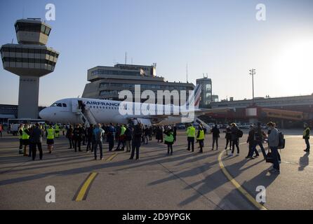 Berlin, Deutschland. November 2020. Passagiere steigen am Flughafen Tegel in einen Airbus der französischen Fluggesellschaft Air France ein. Der Flughafen Tegel schließt mit dem Abflug des letzten Linienfluges AF 1235 nach Paris. Quelle: Soeren Stache/dpa-Zentralbild/dpa/Alamy Live News Stockfoto