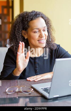 Foto einer afrikanischen Frau mit Laptop mit Videoanruf. Nahaufnahme. Stockfoto