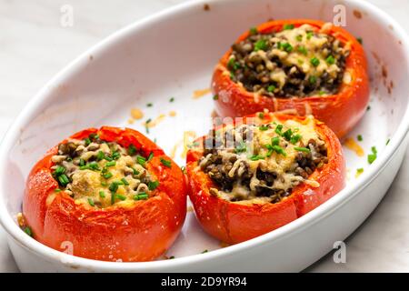 Gebackene Tomaten mit Linsen Stockfoto