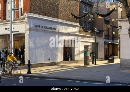 Sonnenuntergang über dem Eingang zum Duke of York Square Inklusive der Statue ''zwei Schüler'' Stockfoto