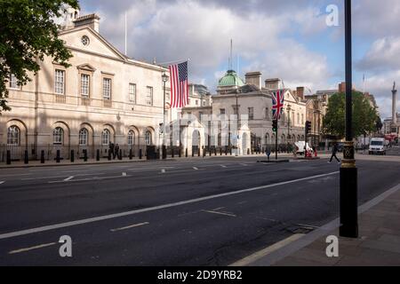 Horse Guards von Whitehall aus gesehen mit amerikanischen Flaggen Stockfoto