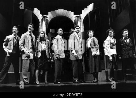 l-r: Gary Oldman, Julian Wadham, Lesley Manville, Burt Caesar, Alfred Molina, Linda Bassett, Meera Syal, Allan Corduner in SERIOUS MONEY - A City Comedy von Caryl Churchill at the Royal Court Theatre, London SW1 21/03/1987 Lyrics: Ian Dury Musik: Micky Gallagher & Chas Jankel Design: Peter Hartwell Beleuchtung: Rick Fisher Regie: Max Stafford-Clark Stockfoto