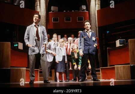 Vorne links: Julian Wadham (Frosby) Rechts: Allan Corduner (Durkfeld) in SERIOUS MONEY - A City Comedy von Caryl Churchill im Royal Court Theatre, London SW1 21/03/1987 Text: Ian Dury Musik: Micky Gallagher & Chas Jankel Design: Peter Hartwell Beleuchtung: Rick Fisher Regie: Max Stafford-Clark Stockfoto