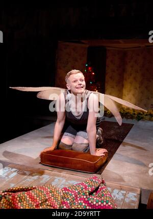 Maxine Peake (The Skriker) im SKRIKER von Caryl Churchill im Royal Exchange Theatre, Manchester 04/07/2015 Musik: Nico Muhly Design: Lizzie Clachan Beleuchtung: Jack Knowles Regie: Sarah Frankcom Stockfoto