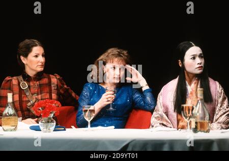 l-r: Deborah Findlay (Isabella Bird), Lesley Manville (Marlene), Sarah Lam (Lady Nijo) in TOP GIRLS von Caryl Churchill am Royal Court Theatre, London SW1 15/04/1991 Design: Anabel Temple Beleuchtung: Robin Myerscough-Walker Regie: Max Stafford-Clark Stockfoto