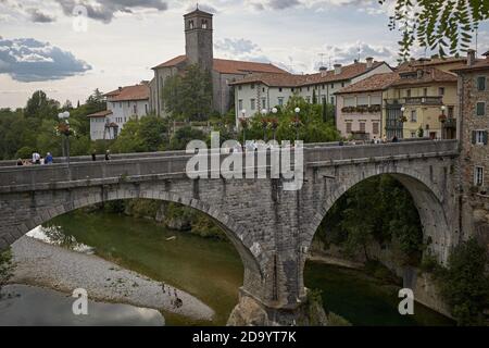 Cividale del Friuli, Italien, August 2019. Die Teufelsbrücke über den Fluss Natisone. Stockfoto