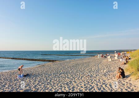 Ahrenshoop: Strand, Badegewässer, Wellenbrecher, Ostsee, Halbinsel Fischland, Mecklenburg-Vorpommern, Deutschland Stockfoto