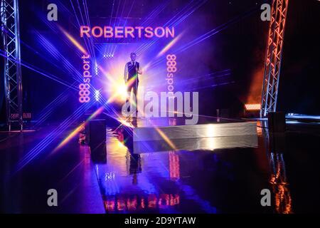 MILTON KEYNES, GROSSBRITANNIEN. November 2020. Neil Robertson betritt die Arena während des 2020 888Sport Champion of Champions Snooker Final in der Marshall Arena am Sonntag, 08. November 2020 in MILTON KEYNES, ENGLAND. Kredit: Taka G Wu/Alamy Live Nachrichten Stockfoto