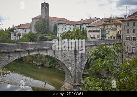 Cividale del Friuli, Italien, August 2019. Die Teufelsbrücke über den Fluss Natisone. Stockfoto