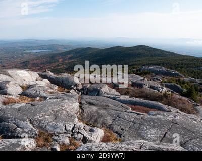 In der Nähe des Gipfels des Mount Monadnock, mit Blick auf einen Kamm, der zum Gipfel in Jaffrey New Hampshire führt. Stockfoto