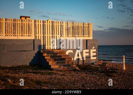 Ein Cafe an der St. Leonards Seafront, auf dem Gelände des ehemaligen Badepools Stockfoto