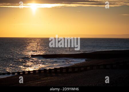 Der Sonnenuntergang über Galley Hill in Bexhill, von St. Leonards aus gesehen Stockfoto