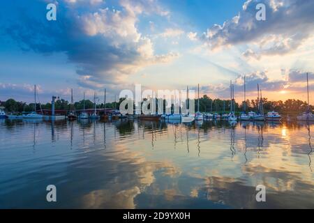 Wustrow: Wustrow Hafen am Saaler Bodden, Segelschiffe, Ostsee, Fischlandhalbinsel, Mecklenburg-Vorpommern, Deutschland Stockfoto