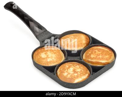 Bratpfanne für Pfannkuchen, Blick von oben. Pfannkuchen kochen. Isoliert auf Weiß Stockfoto