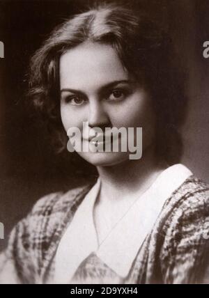 Portrait der schönen jungen Frau, 1950er Archivfoto aus Familienalbum