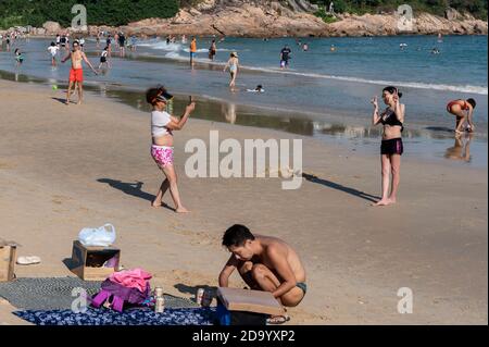 Hongkong, China. November 2020. Die Menschen genießen den Nachmittag am Shek O Strand, als die Regierung die Wiedereröffnung der öffentlichen Strände nach vier Monaten der Schließung inmitten Covid-19 Coronavirus Ausbruch in Hongkong angekündigt hat. Kredit: Miguel Candela/SOPA Images/ZUMA Wire/Alamy Live Nachrichten Stockfoto