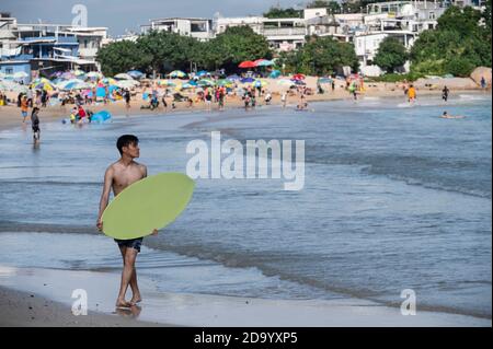 Hongkong, China. November 2020. Ein Mann mit seinem Surfbrett am Shek O Strand gesehen, wie die Regierung die Wiedereröffnung der öffentlichen Strände nach vier Monaten der Schließung inmitten Covid-19 Coronavirus Ausbruch in Hong Kong angekündigt Kredit: Miguel Candela/SOPA Images/ZUMA Wire/Alamy Live News Stockfoto