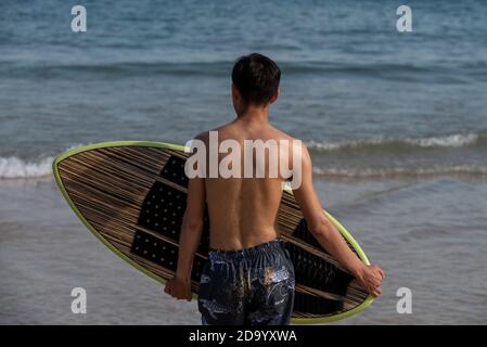 Hongkong, China. November 2020. Ein Mann mit seinem Surfbrett am Shek O Strand gesehen, wie die Regierung die Wiedereröffnung der öffentlichen Strände nach vier Monaten der Schließung inmitten Covid-19 Coronavirus Ausbruch in Hong Kong angekündigt Kredit: Miguel Candela/SOPA Images/ZUMA Wire/Alamy Live News Stockfoto