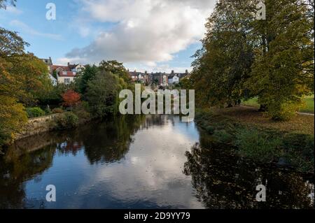 Morpeth, Northumberland, UK mit dem Fluss Wansbeck, der mit Herbstfarben durchläuft Stockfoto