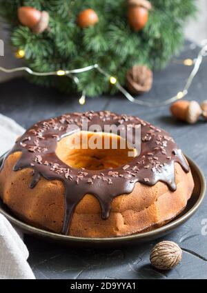 Gestreifte Zebrakuchen, Fichtenkranz und Girlande auf Betongrund. Stockfoto