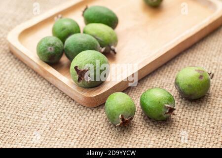 Frische reife Feijoa auf Holzplatte. Tropische Früchte. Gruppe von reifen Feijoa Früchte Stockfoto